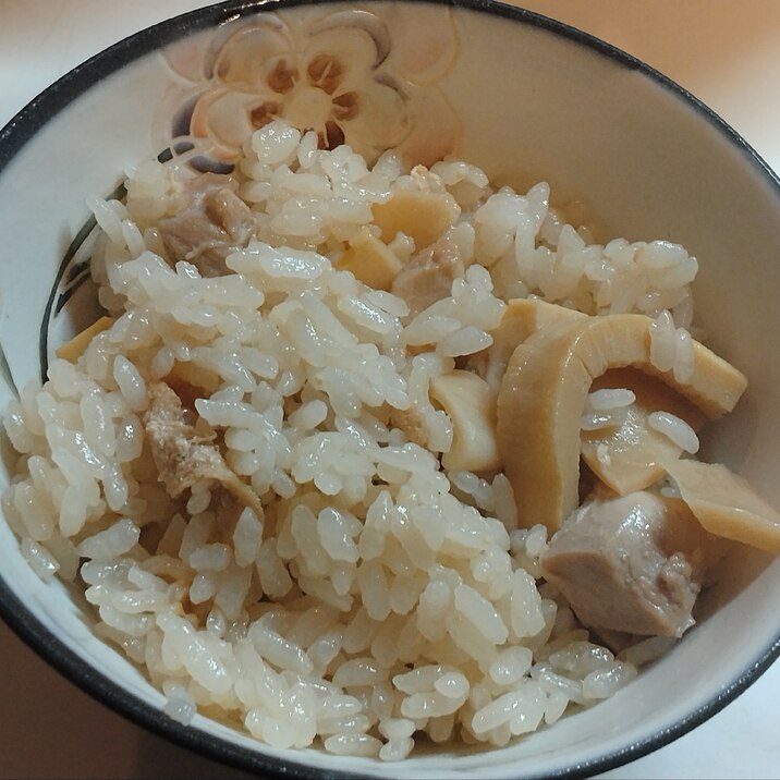 鶏の旨味も楽しむ♪　濃厚たけのこごはん